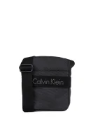 rankinė per petį madox Calvin Klein juoda